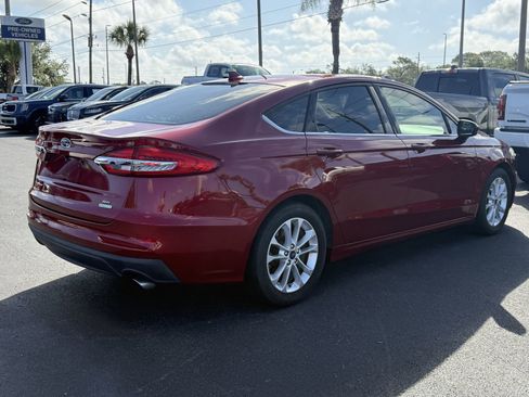 Used 2019 Ford Fusion SE FWD image 4