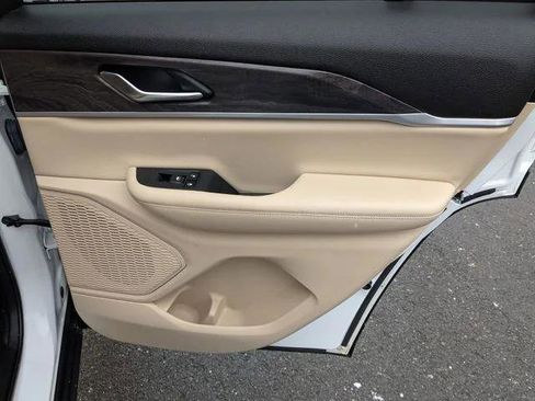 Certified 2023 Jeep Grand Cherokee Limited image 24