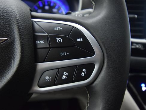 Used 2023 Chrysler Pacifica Touring-L FWD image 33