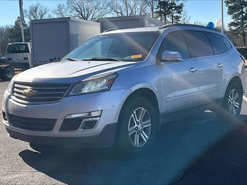 Used 2017 Chevrolet Traverse LT image 2