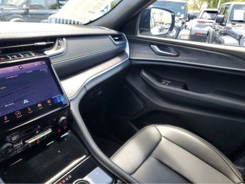 Used 2025 Jeep Grand Cherokee Limited w/ Black Appearance Package image 19