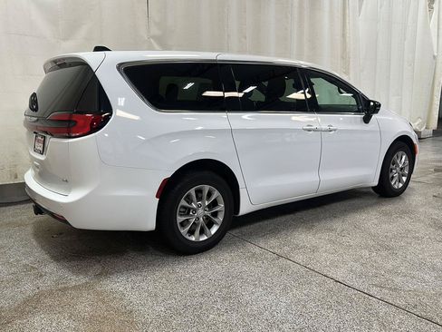 Used 2026 Chrysler Pacifica Select AWD/4WD image 5