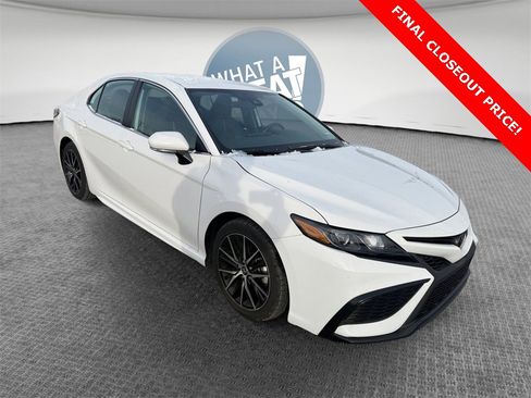 Used 2023 Toyota Camry SE image 1