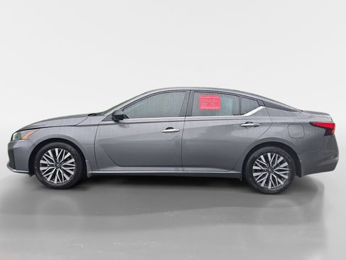 Used 2025 Nissan Altima 2.5 SV FWD image 2