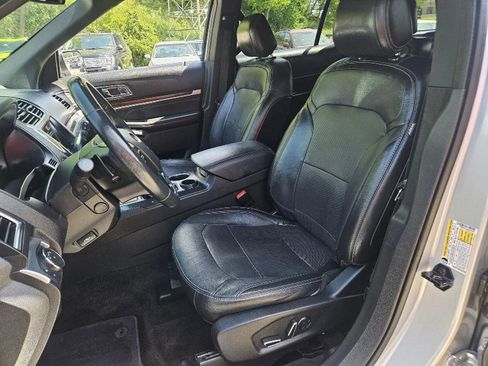 Used 2017 Ford Explorer Limited w/ Equipment Group 301A FWD image 13
