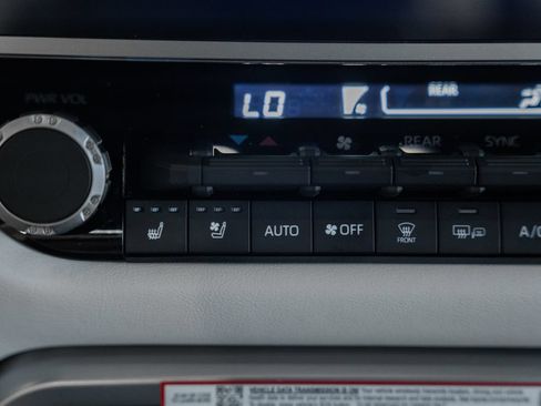 Used 2025 Toyota Sequoia Capstone AWD/4WD image 25