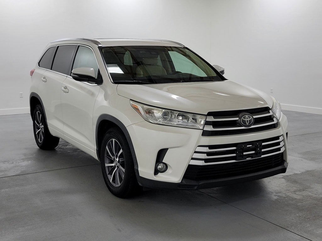 Used 2017 Toyota Highlander XLE FWD image 2