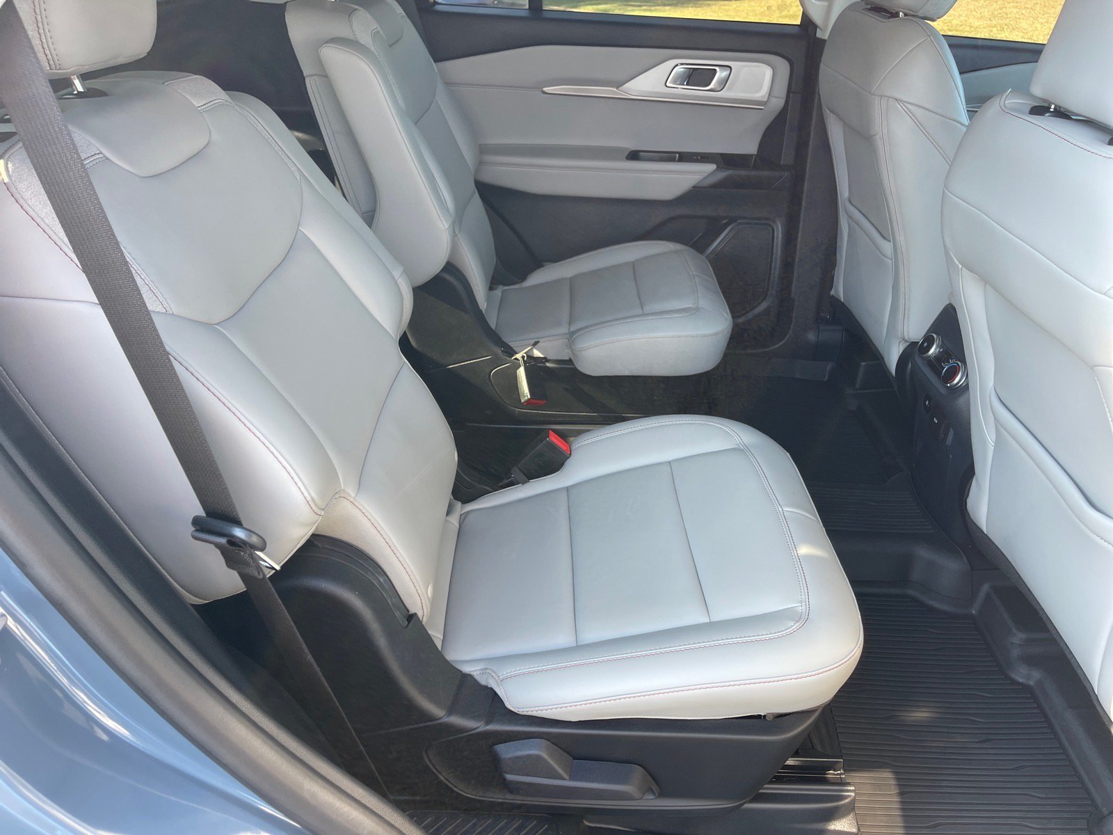 Used 2025 Ford Explorer Active w/ Active Comfort Package RWD image 18