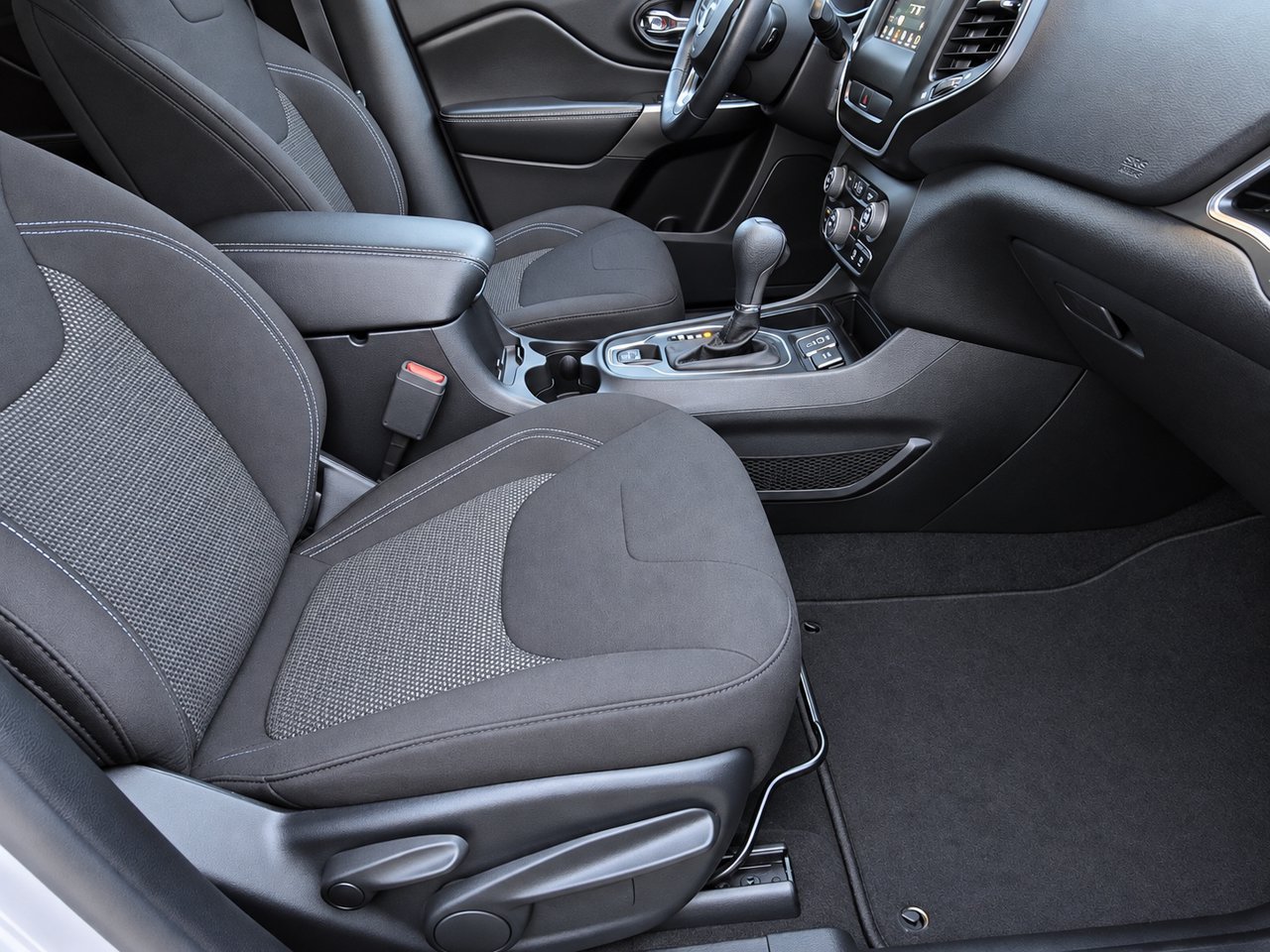 Used 2020 Jeep Cherokee Latitude w/ Cold Weather Group FWD image 29