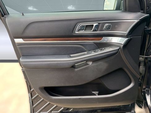 Used 2017 Ford Explorer Limited w/ Equipment Group 301A FWD image 12