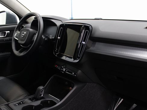 Used 2021 Volvo XC40 T5 Momentum image 32