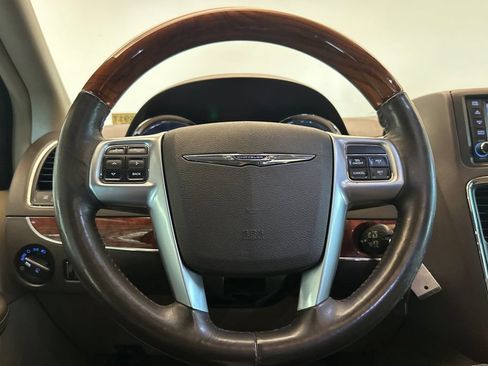 Used 2012 Chrysler Town & Country Limited w/ Luxury Group FWD image 26