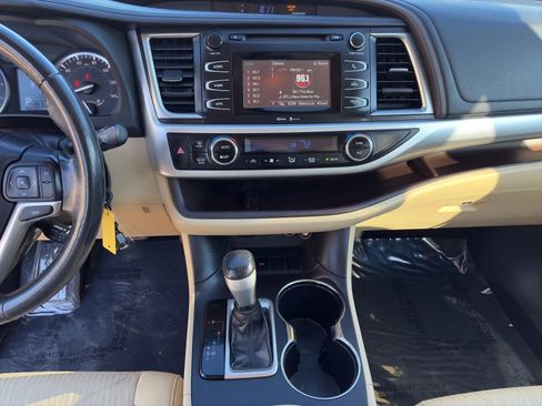 Used 2015 Toyota Highlander Plus FWD image 15
