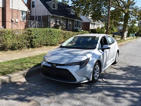 Used 2025 Toyota Corolla LE FWD image 2