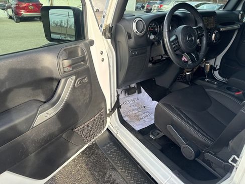 Used 2016 Jeep Wrangler Unlimited Rubicon w/ Connectivity Group image 10