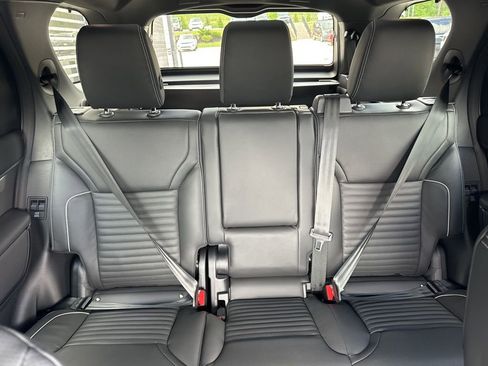 New 2024 Land Rover Discovery Dynamic SE image 12