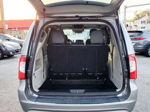 Used 2015 Chrysler Town & Country Touring FWD image 5