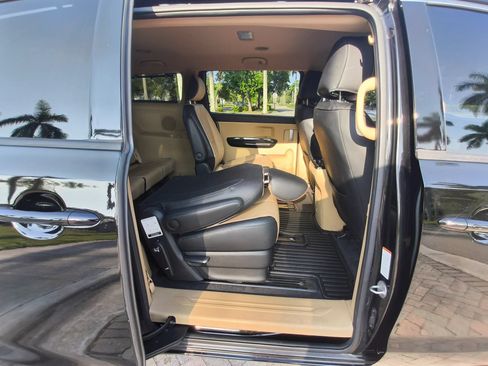 Used 2018 Kia Sedona SX FWD image 40