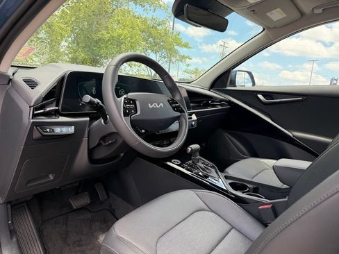 Certified 2025 Kia Niro FWD image 10