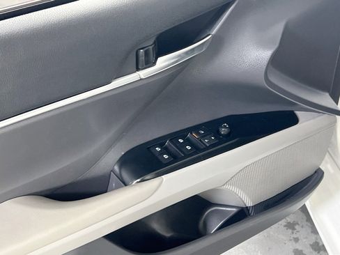 Used 2019 Toyota Camry SE w/ Sunroof Package image 17