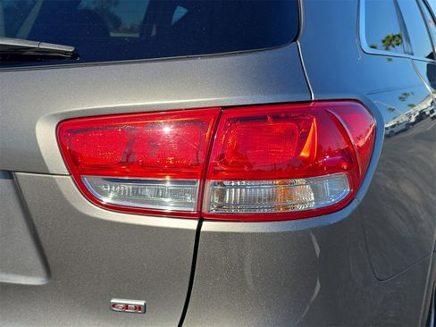 Used 2017 Kia Sorento LX image 8