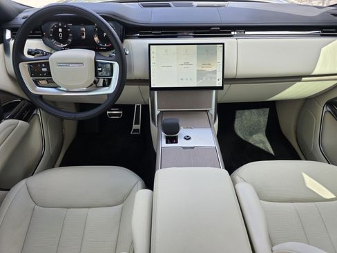 Certified 2025 Land Rover Range Rover SE image 4