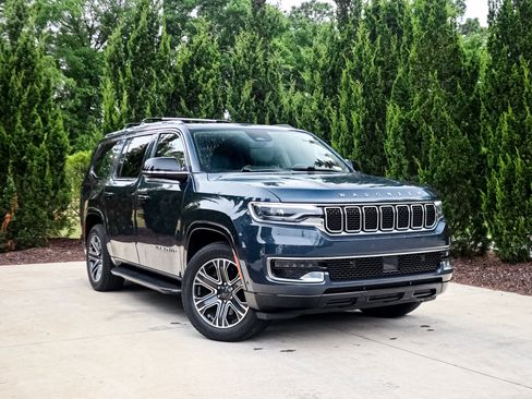 Used 2023 Jeep Wagoneer 4WD w/ Premium Group I image 2
