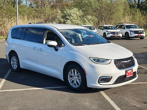 Used 2023 Chrysler Pacifica Touring-L FWD image 3