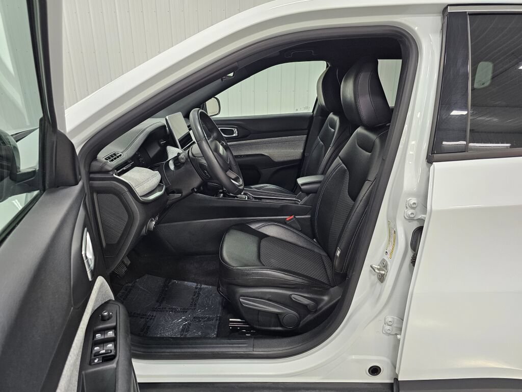 Used 2024 Jeep Compass Latitude AWD/4WD image 11