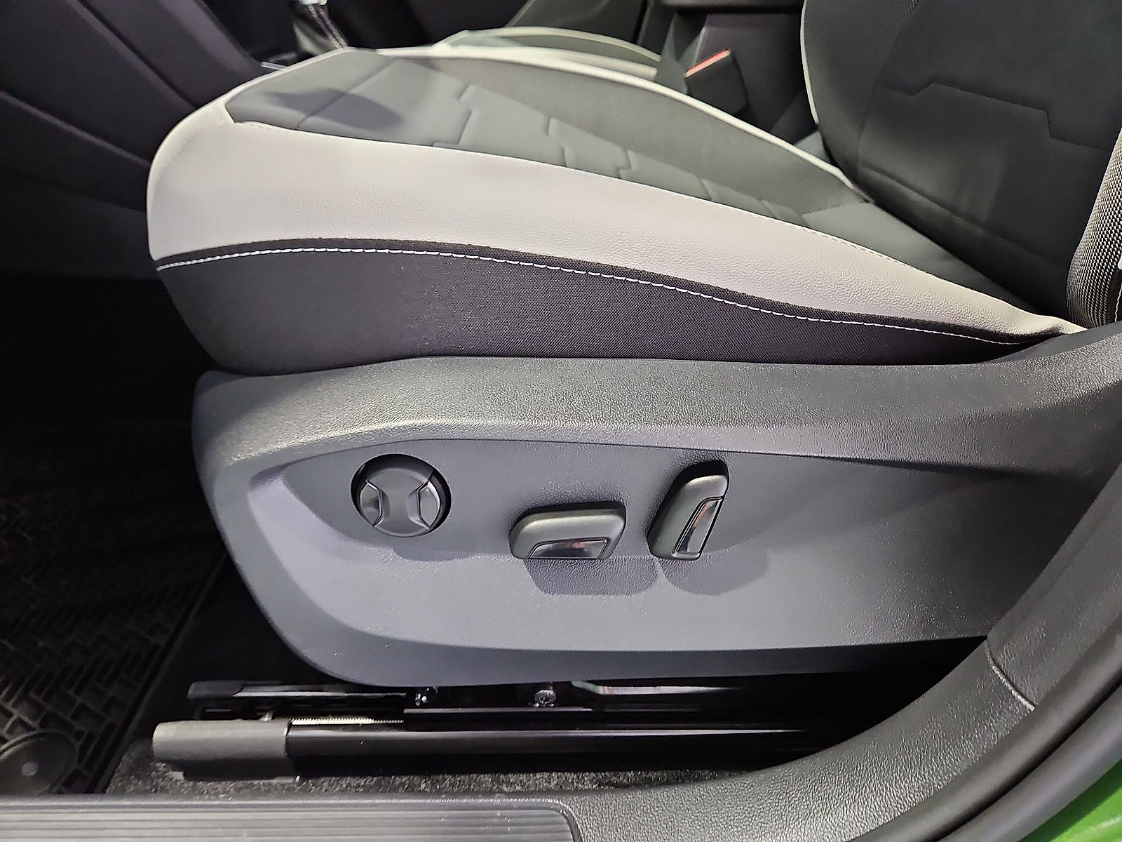 New 2027 Volkswagen Taos SE FWD image 17