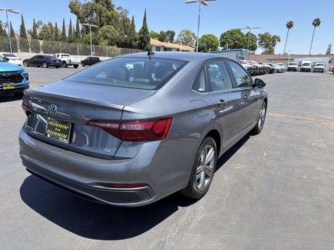 Used 2024 Volkswagen Jetta SE FWD image 8
