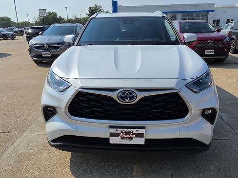 Used 2022 Toyota Highlander XLE AWD/4WD image 2