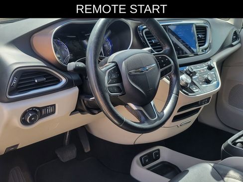 Used 2019 Chrysler Pacifica Touring-L FWD image 17