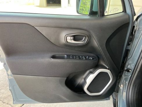 Used 2018 Jeep Renegade Latitude w/ Cold Weather Group image 21