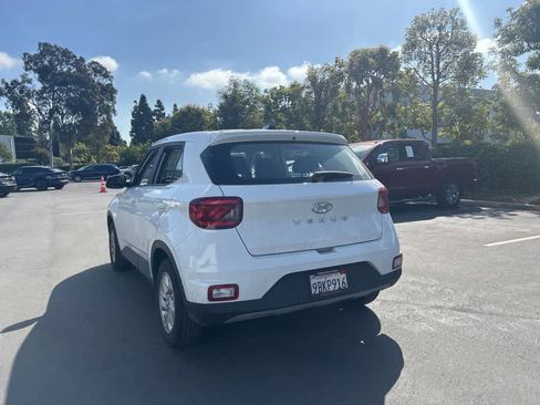 Used 2022 Hyundai Venue SE FWD image 4