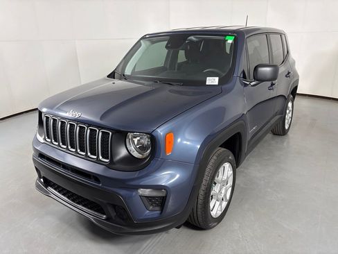 Used 2023 Jeep Renegade Latitude AWD/4WD image 4