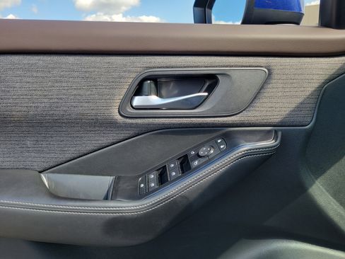 Used 2023 Nissan Rogue SV image 17