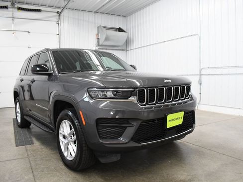 Used 2024 Jeep Grand Cherokee Laredo X image 11