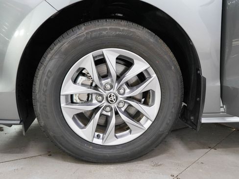 Used 2026 Toyota Sienna XLE FWD image 30