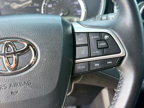 Used 2023 Toyota Highlander FWD image 40