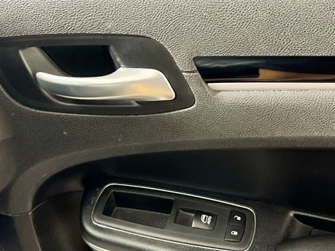 Used 2019 Chrysler 300 S RWD image 31