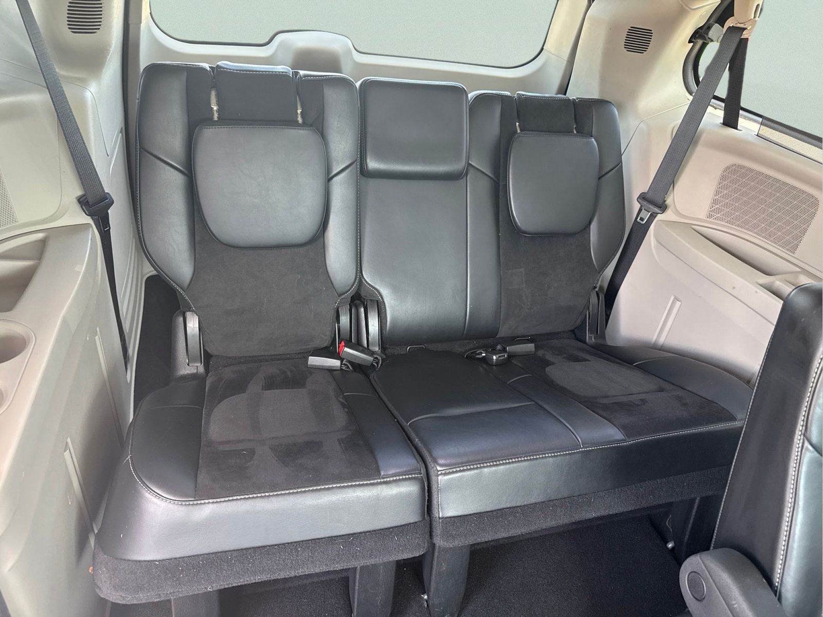 Certified 2016 Chrysler Town & Country Limited FWD image 11