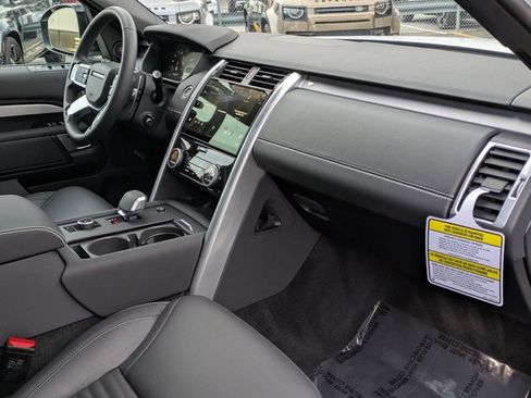 Used 2025 Land Rover Discovery Dynamic SE AWD/4WD image 25