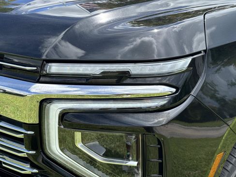 Used 2025 Chevrolet Suburban Premier AWD/4WD image 9