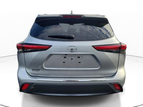 Used 2023 Toyota Highlander Limited FWD image 5