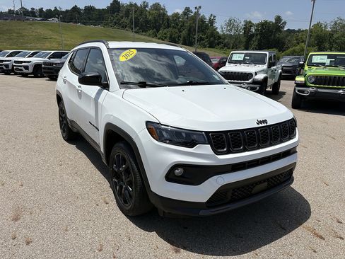 Used 2025 Jeep Compass Latitude w/ Convenience Group AWD/4WD image 7