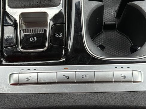 Used 2024 Kia Carnival EX FWD image 7