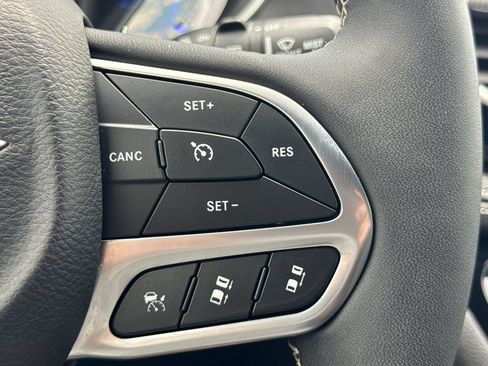 Used 2026 Chrysler Pacifica Select FWD image 30