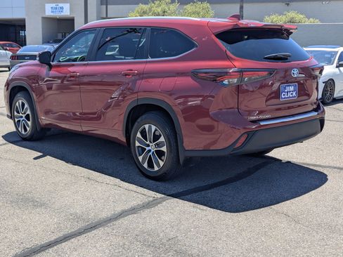 Used 2024 Toyota Highlander XLE AWD/4WD image 4