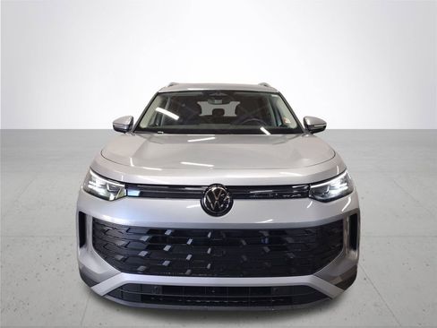 Used 2025 Volkswagen Tiguan SE FWD image 3